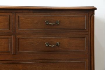 中古　DREXEL HERITAGE(ドレクセルヘリテイジ)　Touraine(ツーレイン)　マホガニー材製の贅沢なアンティーク調チェスト(引き出し、サイドチェスト)(R-065739)