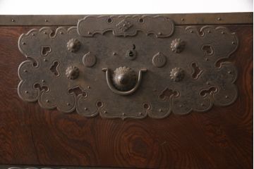 和製アンティーク　明治期　前面欅(ケヤキ)材　金具の立派な佐渡箪笥(小木箪笥、和たんす、ローチェスト、ローボード、時代箪笥、収納箪笥、引き出し、アンティーク箪笥)(R-065741)