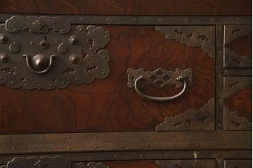 和製アンティーク　明治期　前面欅(ケヤキ)材　金具の立派な佐渡箪笥(小木箪笥、和たんす、ローチェスト、ローボード、時代箪笥、収納箪笥、引き出し、アンティーク箪笥)(R-065741)