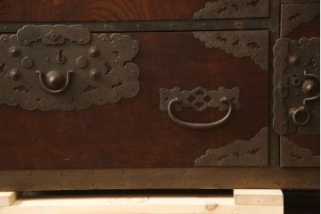 和製アンティーク　明治期　前面欅(ケヤキ)材　金具の立派な佐渡箪笥(小木箪笥、和たんす、ローチェスト、ローボード、時代箪笥、収納箪笥、引き出し、アンティーク箪笥)(R-065742)