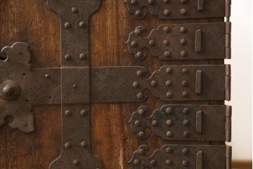 和製アンティーク　江戸期　小振りながらも存在感を放つ総桐船箪笥(掛硯型、懸硯型、桐たんす、桐箪笥、舟箪笥、銭函、銭箱、時代箪笥、帳場箪笥、小物収納、小引き出し)(R-065743)