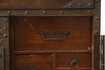 和製アンティーク　三方欅(ケヤキ)材　びっしりと施された金具がお見事!江戸期より受け継がれてきた佐渡船箪笥(舟箪笥、佐渡タンス、帳箱、銭函、銭箱、時代箪笥、帳場箪笥、小物収納、小引き出し)(R-065744)