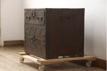 和製アンティーク　三方欅(ケヤキ)材　びっしりと施された金具がお見事!江戸期より受け継がれてきた佐渡船箪笥(舟箪笥、佐渡タンス、帳箱、銭函、銭箱、時代箪笥、帳場箪笥、小物収納、小引き出し)(R-065744)