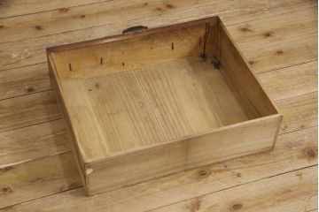 和製アンティーク　三方欅(ケヤキ)材　びっしりと施された金具がお見事!江戸期より受け継がれてきた佐渡船箪笥(舟箪笥、佐渡タンス、帳箱、銭函、銭箱、時代箪笥、帳場箪笥、小物収納、小引き出し)(R-065744)