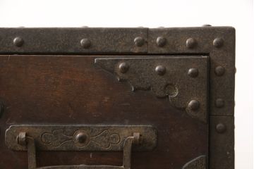 和製アンティーク　三方欅(ケヤキ)材　びっしりと施された金具がお見事!江戸期より受け継がれてきた佐渡船箪笥(舟箪笥、佐渡タンス、帳箱、銭函、銭箱、時代箪笥、帳場箪笥、小物収納、小引き出し)(R-065744)