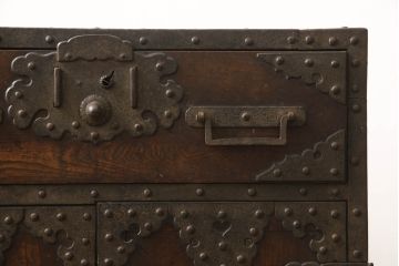 和製アンティーク　三方欅(ケヤキ)材　びっしりと施された金具がお見事!江戸期より受け継がれてきた佐渡船箪笥(舟箪笥、佐渡タンス、帳箱、銭函、銭箱、時代箪笥、帳場箪笥、小物収納、小引き出し)(R-065744)
