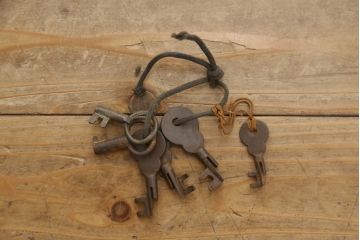 和製アンティーク　三方欅(ケヤキ)材　びっしりと施された金具がお見事!江戸期より受け継がれてきた佐渡船箪笥(舟箪笥、佐渡タンス、帳箱、銭函、銭箱、時代箪笥、帳場箪笥、小物収納、小引き出し)(R-065744)