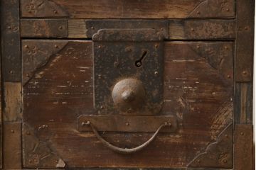 和製アンティーク　味わい深い風合いが魅力!!小振りな佐渡箪笥(八幡箪笥、引き出し、収納タンス、時代箪笥)(R-065745)