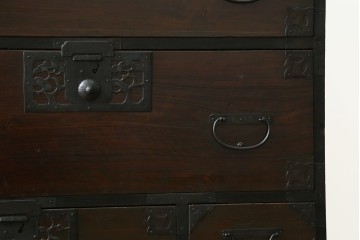和製アンティーク　味わい深い風合いが魅力!!小振りな佐渡箪笥　(R-065745)
