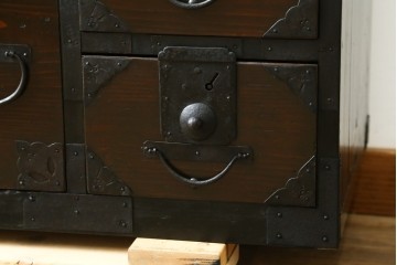 和製アンティーク　味わい深い風合いが魅力!!小振りな佐渡箪笥　(R-065745)
