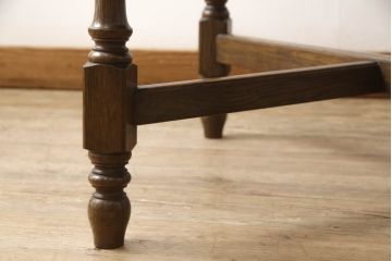 中古　横浜クラシック家具　ノックオンウッド(knockonwood)　コロニアルシリーズ(Hand Made)　クラシカルな佇まいが魅力のラウンドテーブル(カフェテーブル、コーヒーテーブル、丸テーブル)(R-065746)