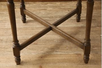 中古　横浜クラシック家具　ノックオンウッド(knockonwood)　コロニアルシリーズ(Hand Made)　クラシカルな佇まいが魅力のラウンドテーブル(カフェテーブル、コーヒーテーブル、丸テーブル)(R-065746)