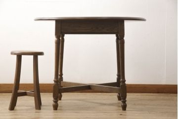 中古　横浜クラシック家具　ノックオンウッド(knockonwood)　コロニアルシリーズ(Hand Made)　クラシカルな佇まいが魅力のラウンドテーブル(カフェテーブル、コーヒーテーブル、丸テーブル)(R-065746)