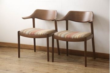 中古　展示美品　CONDE HOUSE(カンディハウス)　WING LUX LD(ウイング ラックス)　ウォールナット　滑らかな木肌とスタイリッシュなデザインが魅力のアームチェア2脚セット(セミアーム、ハーフアーム、サイドチェア、ダイニングチェア、椅子、イス)(1脚定価約11万円)(R-065756)