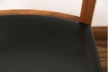 中古　展示美品　Ritzwell(リッツウェル)　CAREZZA(カレッツァ)　782　ウォールナット材　スタイリッシュな佇まいが魅力のチェア(ダイニングチェア、椅子、イス)(定価約10万円)(R-065758)
