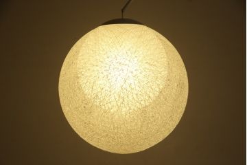 中古　YAMAGIWA(ヤマギワ)　MAYUHANA(マユハナ)　世界的建築家 伊東豊雄氏デザイン　柔らかな光がくつろぎの空間をつくるフロアランプ(フロア照明、スタンドライト、ホワイトボールランプ)(定価188,100円)(R-065762)