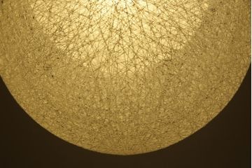 中古　YAMAGIWA(ヤマギワ)　MAYUHANA(マユハナ)　世界的建築家 伊東豊雄氏デザイン　柔らかな光がくつろぎの空間をつくるフロアランプ(フロア照明、スタンドライト、ホワイトボールランプ)(定価188,100円)(R-065762)