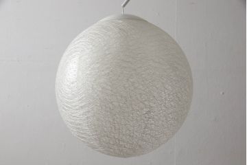 中古　YAMAGIWA(ヤマギワ)　MAYUHANA(マユハナ)　世界的建築家 伊東豊雄氏デザイン　柔らかな光がくつろぎの空間をつくるフロアランプ(フロア照明、スタンドライト、ホワイトボールランプ)(定価188,100円)(R-065762)
