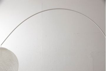 中古　YAMAGIWA(ヤマギワ)　MAYUHANA(マユハナ)　世界的建築家 伊東豊雄氏デザイン　柔らかな光がくつろぎの空間をつくるフロアランプ(フロア照明、スタンドライト、ホワイトボールランプ)(定価188,100円)(R-065762)