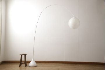 中古　YAMAGIWA(ヤマギワ)　MAYUHANA(マユハナ)　世界的建築家 伊東豊雄氏デザイン　柔らかな光がくつろぎの空間をつくるフロアランプ(フロア照明、スタンドライト、ホワイトボールランプ)(定価188,100円)(R-065762)