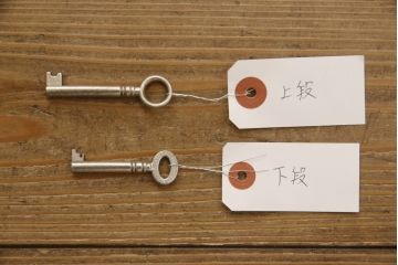 イギリスアンティーク　ウォールナット材　美しい杢目が目を惹くトールチェスト(タワーチェスト、縦型チェスト、引き出し、収納棚、戸棚、キャビネット、英国)(R-065764)