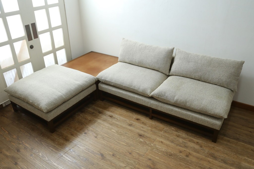 新古　未使用展示品　Ritzwell(リッツウェル)　GRAND LEEWISE(グランドリーワイズ)　和モダンなコーディネートに活躍してくれる肘なし2人掛けソファ&オットマン&サイドテーブル3点セット　定価3点計約75万円　(R-065765)