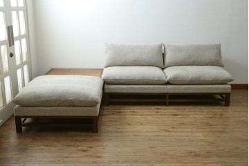 新古　未使用展示品　Ritzwell(リッツウェル)　GRAND LEEWISE(グランドリーワイズ)　和モダンなコーディネートに活躍してくれる肘なし2人掛けソファ&オットマン&サイドテーブル3点セット　定価3点計約75万円　(R-065765)
