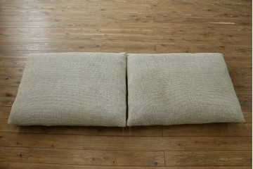 新古　未使用展示品　Ritzwell(リッツウェル)　GRAND LEEWISE(グランドリーワイズ)　和モダンなコーディネートに活躍してくれる肘なし2人掛けソファ&オットマン&サイドテーブル3点セット　定価3点計約75万円　(R-065765)