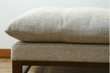 新古　未使用展示品　Ritzwell(リッツウェル)　GRAND LEEWISE(グランドリーワイズ)　和モダンなコーディネートに活躍してくれる肘なし2人掛けソファ&オットマン&サイドテーブル3点セット　定価3点計約75万円　(R-065765)