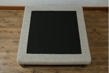 新古　未使用展示品　Ritzwell(リッツウェル)　GRAND LEEWISE(グランドリーワイズ)　和モダンなコーディネートに活躍してくれる肘なし2人掛けソファ&オットマン&サイドテーブル3点セット　定価3点計約75万円　(R-065765)