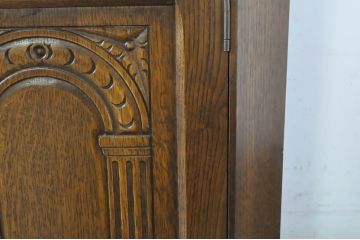 イギリスビンテージ　オーク材　アーチ型の彫刻が目を引くコーナーキャビネット(収納棚、戸棚、英国、サイドキャビネット、飾り棚、ヴィンテージ)(R-065766)