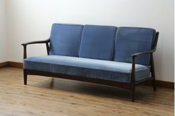 中古　松本民芸家具　#301型曲肘布張イス　上品なブルーカラーが空間のアクセントになる3人掛けソファ(3P、三人掛け、トリプルソファ、アームソファ)(定価約48万円)(R-065776)