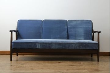 中古　松本民芸家具　#301型曲肘布張イス　上品なブルーカラーが空間のアクセントになる3人掛けソファ(3P、三人掛け、トリプルソファ、アームソファ)(定価約48万円)(R-065776)