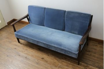 中古　松本民芸家具　#301型曲肘布張イス　上品なブルーカラーが空間のアクセントになる3人掛けソファ(3P、三人掛け、トリプルソファ、アームソファ)(定価約48万円)(R-065776)