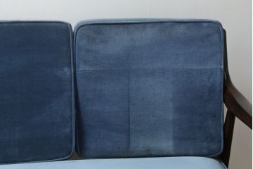 中古　松本民芸家具　#301型曲肘布張イス　上品なブルーカラーが空間のアクセントになる3人掛けソファ(3P、三人掛け、トリプルソファ、アームソファ)(定価約48万円)(R-065776)