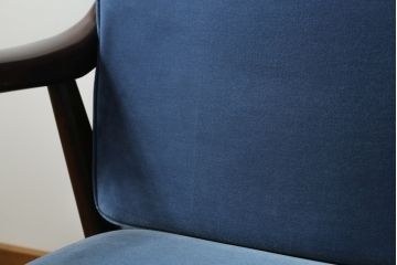 中古　松本民芸家具　#301型曲肘布張イス　上品なブルーカラーが空間のアクセントになる3人掛けソファ(3P、三人掛け、トリプルソファ、アームソファ)(定価約48万円)(R-065776)