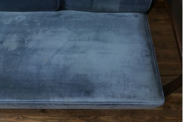 中古　松本民芸家具　#301型曲肘布張イス　上品なブルーカラーが空間のアクセントになる3人掛けソファ(3P、三人掛け、トリプルソファ、アームソファ)(定価約48万円)(R-065776)