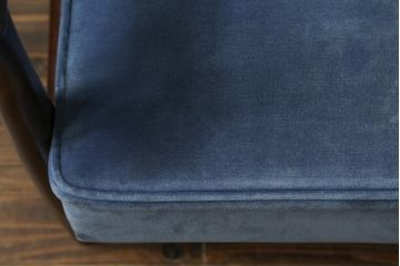 中古　松本民芸家具　#301型曲肘布張イス　上品なブルーカラーが空間のアクセントになる3人掛けソファ(3P、三人掛け、トリプルソファ、アームソファ)(定価約48万円)(R-065776)