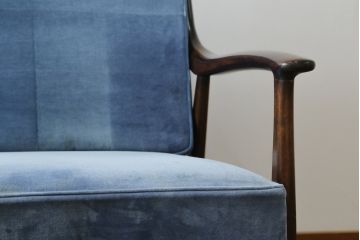中古　松本民芸家具　#301型曲肘布張イス　上品なブルーカラーが空間のアクセントになる3人掛けソファ(3P、三人掛け、トリプルソファ、アームソファ)(定価約48万円)(R-065776)