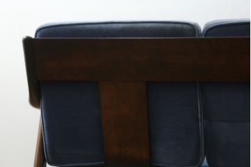 中古　松本民芸家具　#301型曲肘布張イス　上品なブルーカラーが空間のアクセントになる3人掛けソファ(3P、三人掛け、トリプルソファ、アームソファ)(定価約48万円)(R-065776)