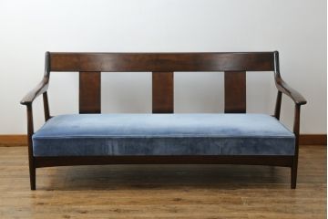 中古　松本民芸家具　#301型曲肘布張イス　上品なブルーカラーが空間のアクセントになる3人掛けソファ(3P、三人掛け、トリプルソファ、アームソファ)(定価約48万円)(R-065776)