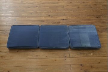 中古　松本民芸家具　#301型曲肘布張イス　上品なブルーカラーが空間のアクセントになる3人掛けソファ(3P、三人掛け、トリプルソファ、アームソファ)(定価約48万円)(R-065776)