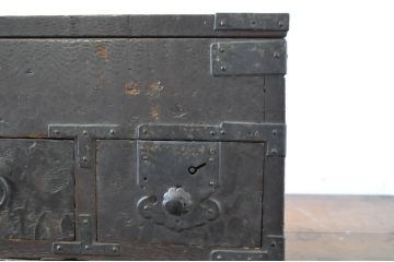 和製アンティーク　タモ材　玉杢　経年によって増した味わいが魅力的な金具付き硯箱(大)(小引き出し、掛硯、掛け硯、文箱、筆箱、小物収納、印箱)(R-065783)