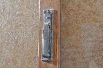 和製アンティーク　古いナラ材の風合いが魅力の結霜ガラス入り食器棚(キャビネット、収納棚、重ね戸棚)(R-065787)
