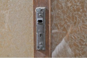 和製アンティーク　古いナラ材の風合いが魅力の結霜ガラス入り食器棚(キャビネット、収納棚、重ね戸棚)(R-065787)