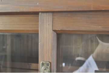 和製アンティーク　古い病院で使われていた味わい深い二段重ね戸棚(収納棚、キャビネット、本箱、書棚、陳列棚、店舗什器)(R-065789)