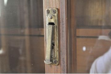 和製アンティーク　古い病院で使われていた味わい深い二段重ね戸棚(収納棚、キャビネット、本箱、書棚、陳列棚、店舗什器)(R-065789)