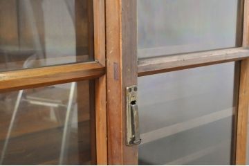 和製アンティーク　古い病院で使われていた味わい深い二段重ね戸棚(収納棚、キャビネット、本箱、書棚、陳列棚、店舗什器)(R-065789)
