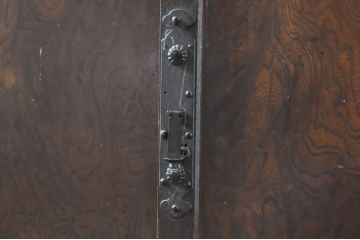 和製アンティーク　前面欅(ケヤキ)材　杢目が素晴らしい!!立派な金具が重厚な雰囲気を醸し出す二段重ね収納箪笥(時代箪笥、収納棚、戸棚、キャビネット)(R-065792)