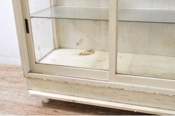 和製アンティーク　ペイント仕上げ限定　ペンキの風合いがシャビーな雰囲気を高める三面ガラス収納棚(ガラスケース、サイドボード、飾り棚、陳列棚、戸棚、キャビネット、店舗什器)(R-065795)